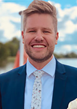 Des headshot 250x350